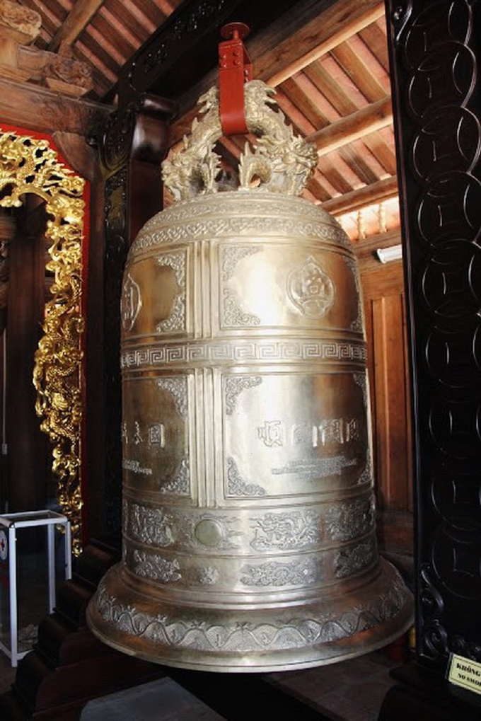 Chuông đồng bên trong Từ đường nhà Mạc