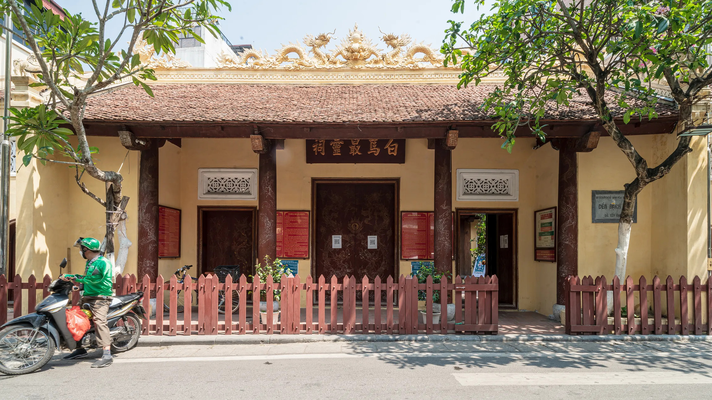 Cổng đền