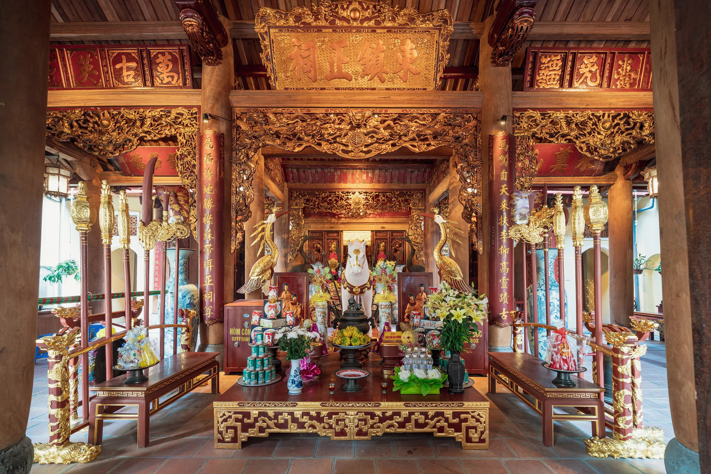 Điện thờ Bạch Mã ở sân trước