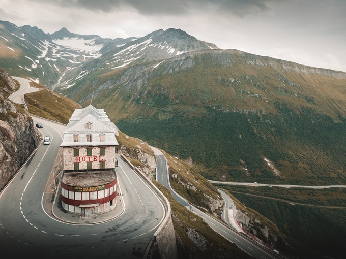 Khách sạn Belvedere nằm tại một trong những khúc cua tuyệt đẹp nhất trên dãy Alps