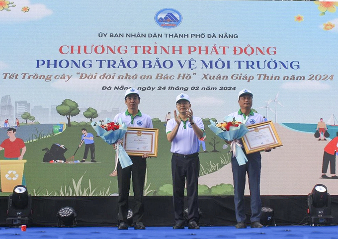 Bí thư Thành ủy Đà Nẵng Nguyễn Văn Quảng trao tặng bằng khen của Bộ Tài Nguyên và Môi trường cho đại diện UBND TP Đà Nẵng và Sở Tài nguyên và Môi trường.