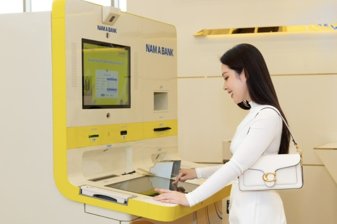 Khách hàng trải nghiệm điểm giao dịch số tự động ONEBANK - Ảnh: NAB