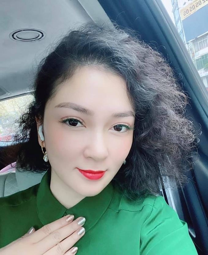 ở tuổi U40, dù không ăn vận lộng lẫy, kiêu sa nàng hậu vẫn toát lên vẻ đẹp phúc hậu đầy sức sống