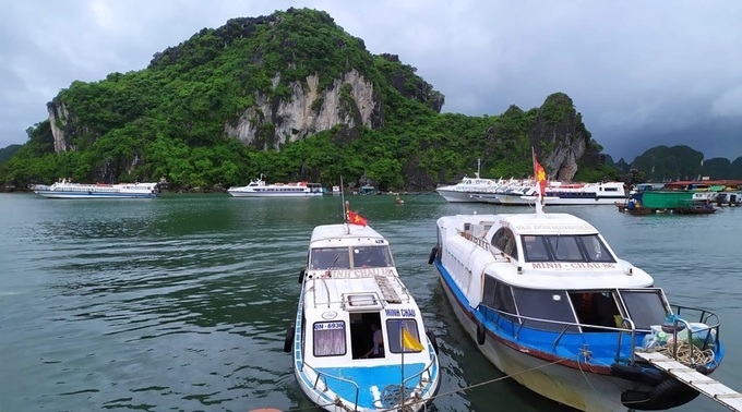 Để di chuyển ra đảo bạn có thể lựa chọn tàu gỗ hoặc tàu cao tốc