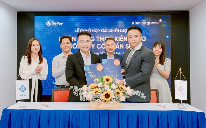 Đại diện KienlongBank và SePay tại lễ ký kết hợp tác chiến lược