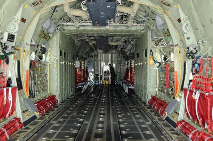Khoang hàng hóa của C-130 có thể chở theo 92 hành khách ở cấu hình dân sự, 64 lính dù, hoặc 74 bệnh nhân, 3 xe bọc thép Humvee, 2 xe bọc thép chở quân M113, 1 pháo tự hành CAESAR, 6 pallet hàng hóa. Ảnh: Lockheed Martin