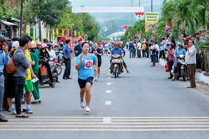 Giải việt dã diễn ra rất sôi nổi (Ảnh: Văn Luận)