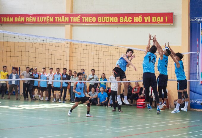 Sau khi lễ khai mạc xong các đội bóng chuyền bắt đầu thi đấu (Ảnh: Văn Luận)