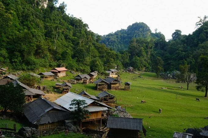 Thiên nhiên nơi đây vẫn giữ nét bình dị, hoang sơ vì khá ít người lui tới, phần nhiều vì địa hình khó di chuyển, không thích hợp để khai thác du lịch đại trà
