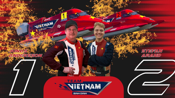 Hai thành viên của đội đua Việt Nam