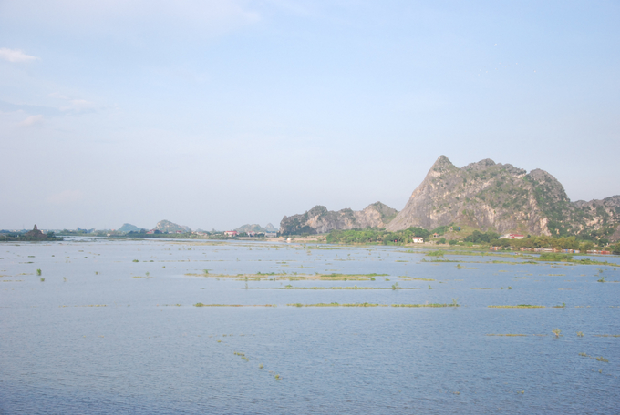 Sông Hoàng Long nhìn từ cầu Trường Yên