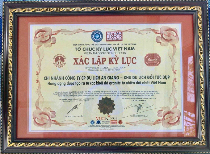 Xác lập kỷ lục Hang động được tạo ra từ đá granite tự nhiên dài nhất Việt Nam
