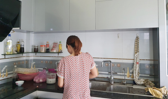 Vợ xuề xòa, bận rộn với việc nhà.