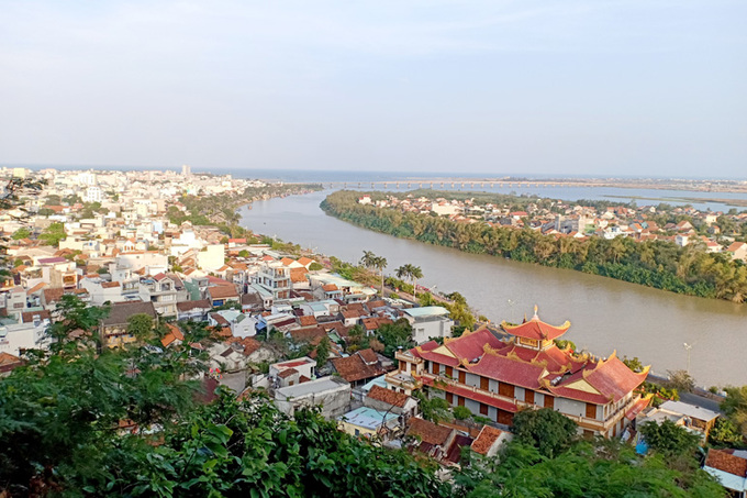 Sông Ba còn gọi là sông Đà Rằng bắt nguồn từ đỉnh núi Ngọc Rô (Kon Tum), ở độ cao 1.549m so với mặt nước biển