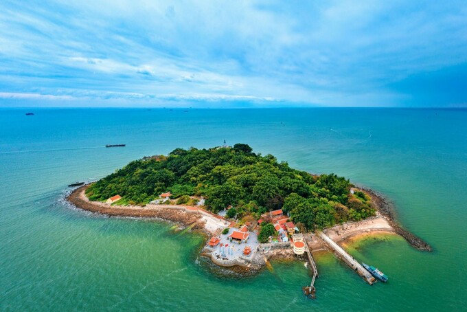 Ngồi tàu 20 phút từ bến Nghiêng của khu du lịch Đồ Sơn đến đảo Hòn Dấu, du khách có thể chiêm ngưỡng đảo Hòn Dấu tuyệt đẹp, nối liền màu xanh của trời và biển