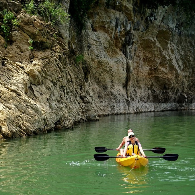 Vịnh rộng mênh mang, nước trong xanh biêng biếc, xung quanh là núi cao, đảo xanh...chim, bướm bay rợp trời