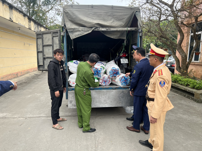 Lực lượng chức năng kiểm tra trên phương tiện vận chuyển.