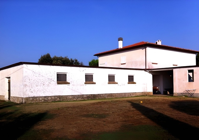 Ngôi nhà ở đây được xây từ lâu theo phong cách Italy cổ xưa với 5 phòng ngủ