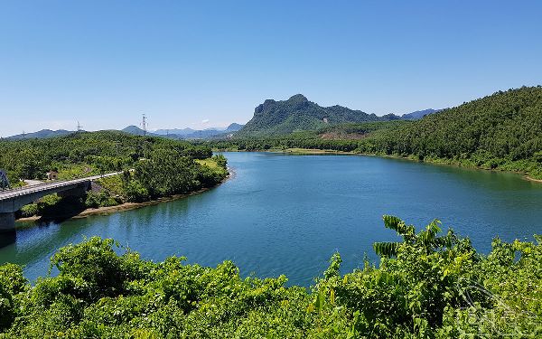 Con sông dài chỉ 100km mà có đến hơn 100 thác nước lớn nhỏ