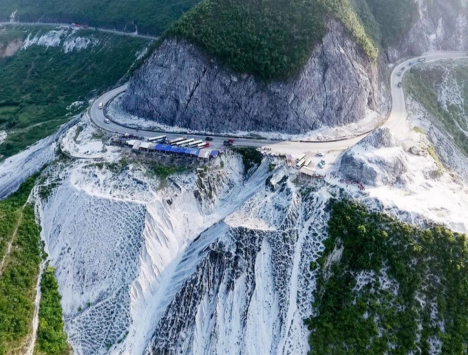 Đèo Đá Trắng (còn gọi là đèo Thung Khe)