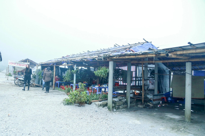 Chợ phục vụ những món ăn địa phương