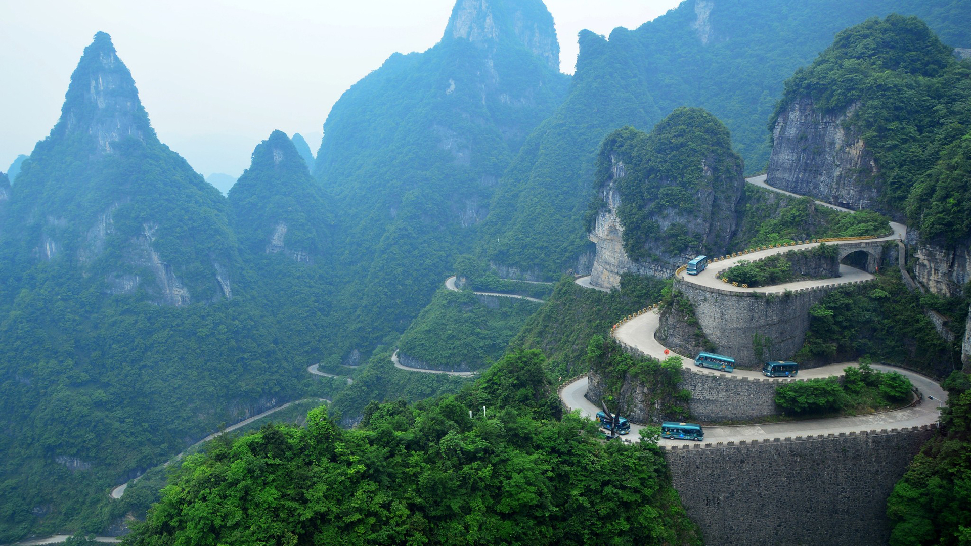 Càng lên gần