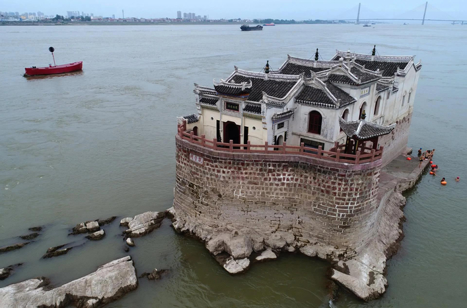 Đây là ngôi chùa duy nhất được xây trên sông Trường Giang, con sông dài nhất châu Á với chiều dài gần 6.300km