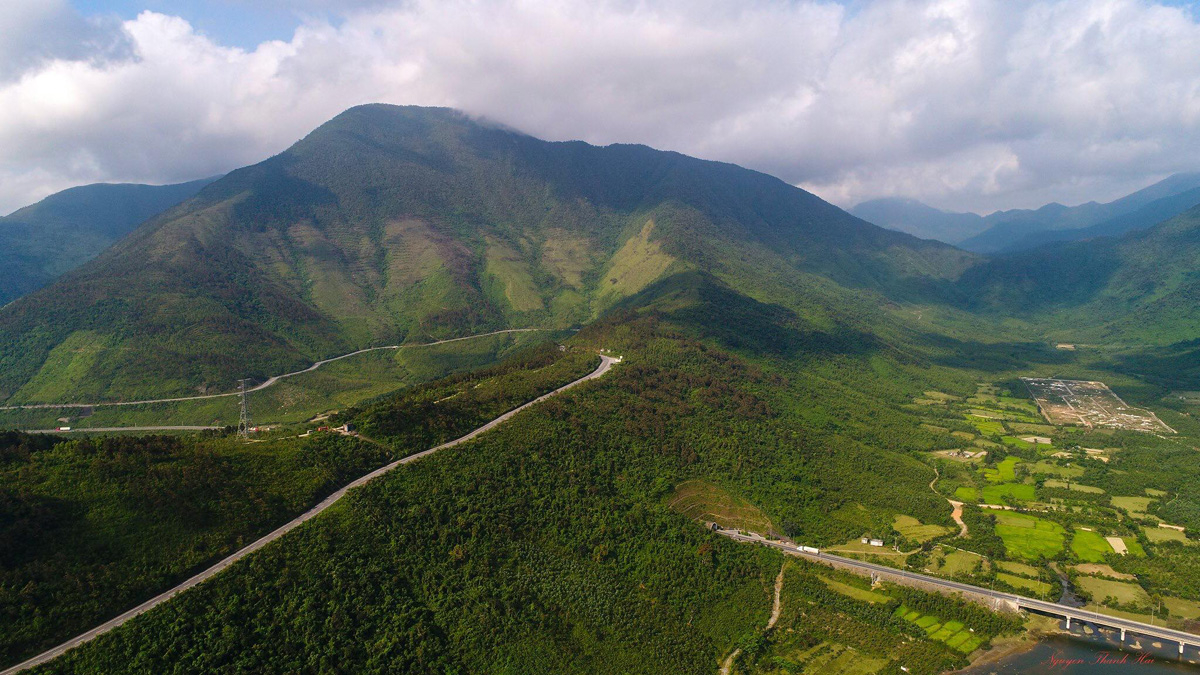 Đèo Ngang dài khoảng 6km, nằm trên độ cao 256m so với mực nước biển
