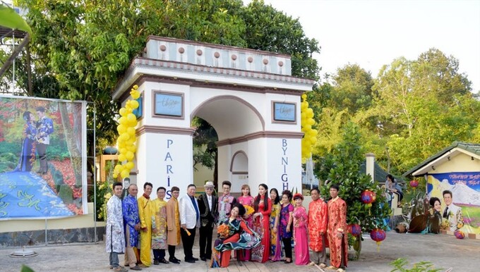 Cổng chính của căn biệt phủ
