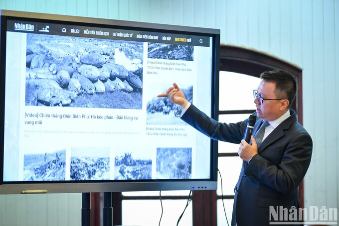 Đồng chí Lê Quốc Minh, Tổng Biên tập Báo Nhân Dân, giới thiệu về chuyên trang đặc biệt Chiến thắng Điện Biên Phủ trên Báo Nhân Dân điện tử. (Ảnh: THÀNH ĐẠT)