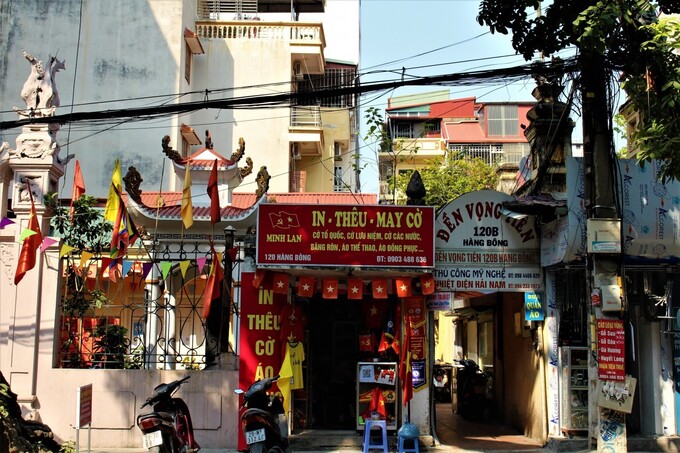 Phố Hàng Bông sầm uất với các sản phẩm đặc thù