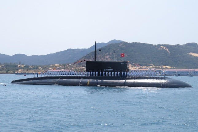 Tàu ngầm 183-TPHCM tham gia duyệt đội hình tàu ngầm trong lễ kỷ niệm 60 năm thành lập Hải quân Nhân dân Việt Nam (tháng 5/2015). Ảnh: Báo Tiền Phong