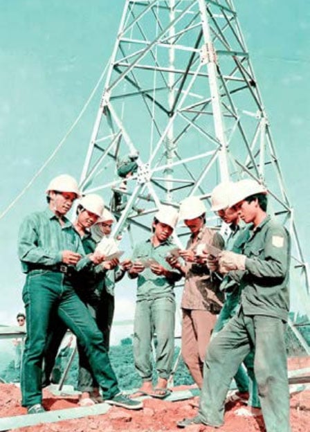 Công nhân làm việc trên công trường xây dựng đường dây 500kV Bắc - Nam