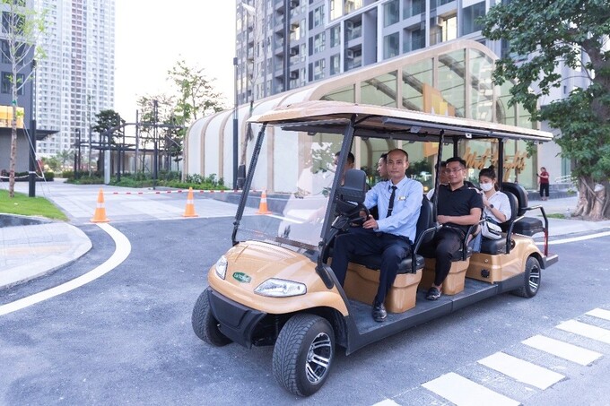 Xe buggy chuyên dụng, phục vụ đưa đón cư dân Masteri West Heights.