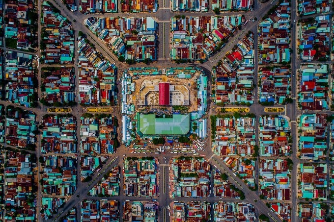 Trung tâm của thị xã Hoà Thành là chợ Long Hoa, có vai trò tương tự như nhà thờ La Sagrada Familia ở Barcelona