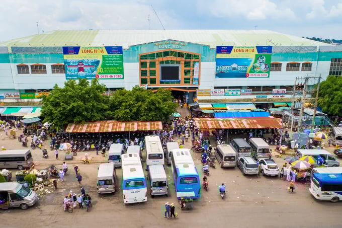 Xung quanh chợ, có tám con đường kết nối với mọi khu vực của thị xã