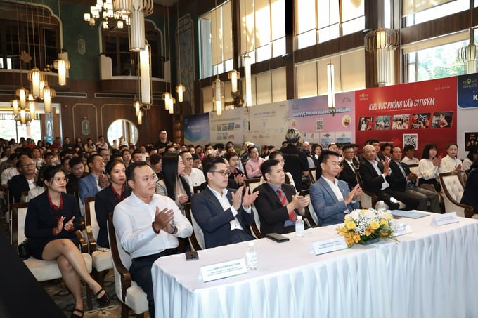 Bên cạnh nộp hồ sơ trực tuyến qua các nền tảng, ngày hội tuyển dụng Tập đoàn Nova thu hút hàng trăm ứng cử viên tới phỏng vấn trực tiếp