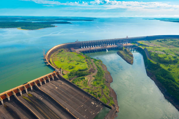 Đập Itaipu nằm trên sông Paraná giữa biên giới của Brazil và Paraguay