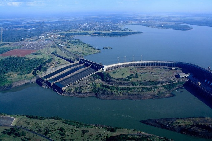 Tổ máy đầu tiên của nhà máy thủy điện Itaipu phát điện năm 1984 thế nhưng phải 23 năm, vào tháng 5/2007, hai tổ máy cuối cùng mới được đưa vào vận hành