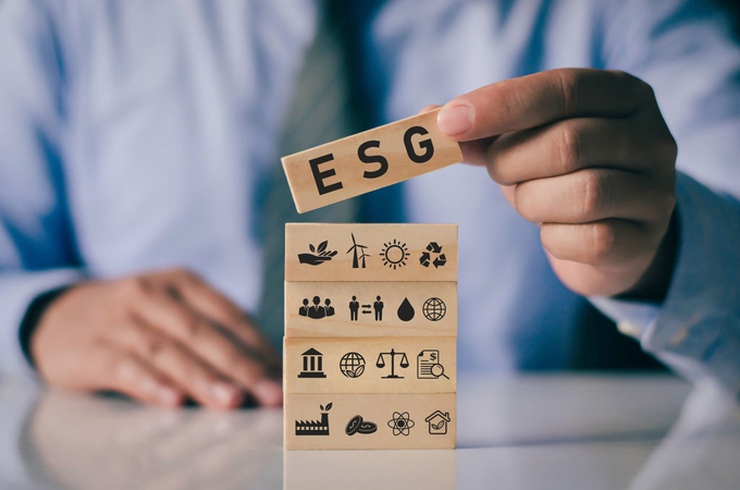 businessman-with-wooden-block-hand-esg-icon-concept-environmental-social-governance-sustainable-ethical-business-network-connection-green-background-2048x1356