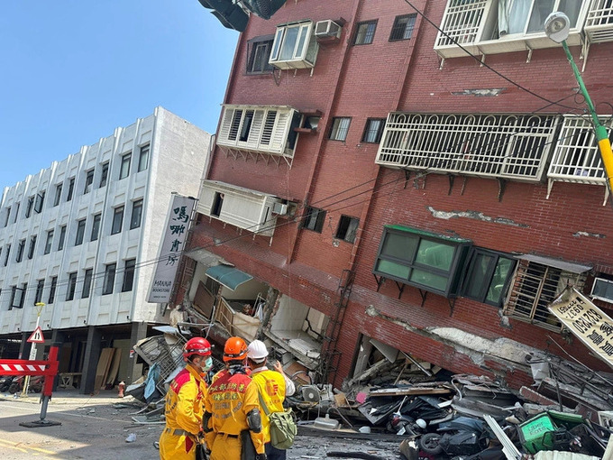 Nhiều tòa nhà bị đổ sập sau trận động đất. Ảnh: Reuters