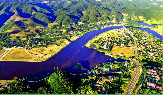Hồ chứa nước Ngàn Trươi đã tạo nên một không gian tuyệt vời cho thị trấn Vũ Quang. Ảnh: Báo Lao Động