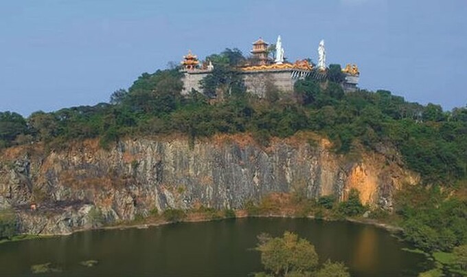 Với vị trí đắc địa, chùa Châu Thới thu hút một lượng lớn du khách đến tham quan và chiêm bái