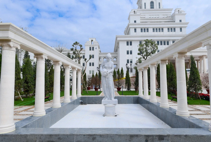 Kiến trúc tân cổ điển mang đặc trưng Gothic, gồm các trục đứng với các cột đá La mã, hướng thẳng lên bầu trời. Ảnh: Tạp chí Tri thức
