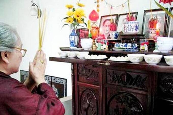 Vào ngày này, các gia đình sẽ sum họp, làm lễ cúng gia tiên. Ảnh minh họa