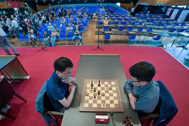 Lê Quang Liêm (phải) trong chiến thắng trước Yu Yangyi (Trung Quốc) ở nội dung cờ chớp. Ảnh: BIEL CHESS