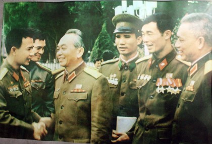 Đại tá Bùi Quang Thận (thứ 2 từ phải sang) trong cuộc hội ngộ với Đại tướng Võ Nguyên Giáp năm 1976. Ảnh tư liệu