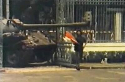 Đại đội trưởng Bùi Quang Thận ra khỏi xe tăng, lấy lá cờ giải phóng trên xe của mình cắm lên cột cờ trên nóc Dinh Độc Lập. Ảnh tư liệu