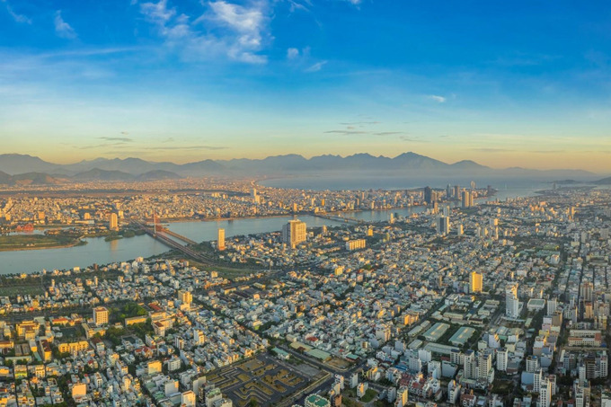 TP. Đà Nẵng rộng 1.285 km2, có dân số là 1,134 triệu (số liệu 2019), là 1 trong 5 thành phố trực thuộc trung ương của Việt Nam