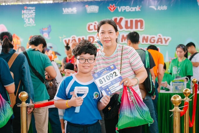 Các em nhỏ cùng phụ huynh vui mừng chờ đón đường chạy KUN Happy Run Can Tho Music Night